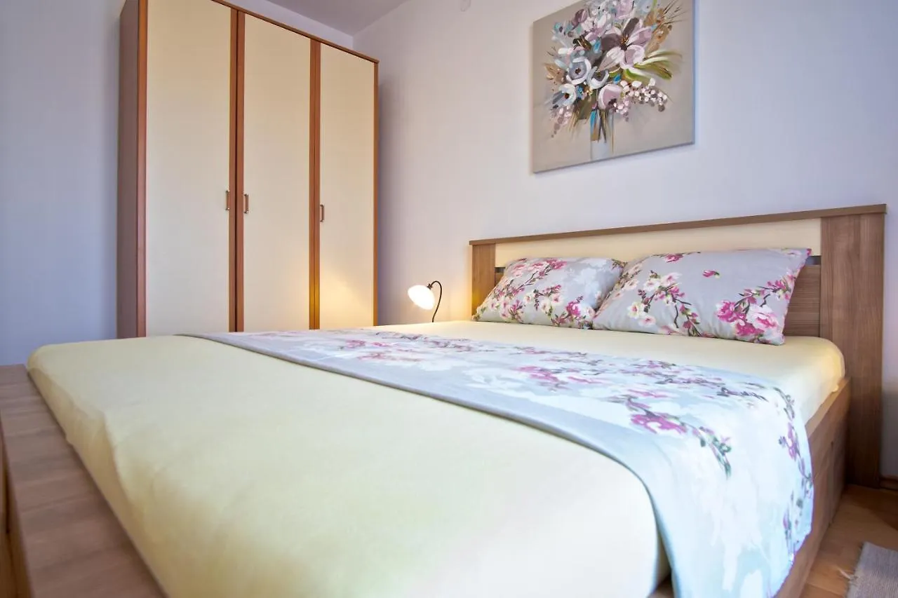 Apartman Luka Fazana 0*,